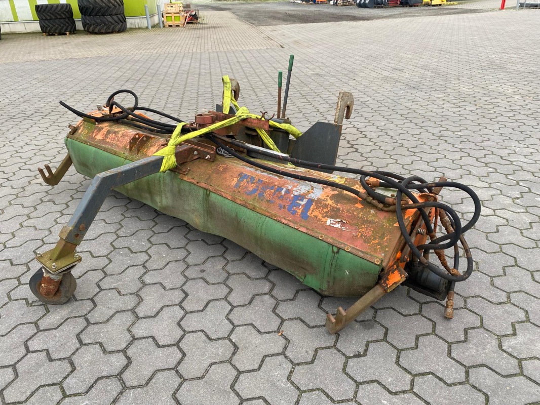 Tuchel Plus P1 260 HS 560 - JCB Aufnahme - Garten-/Kommunaltechnik - Kehrmaschine