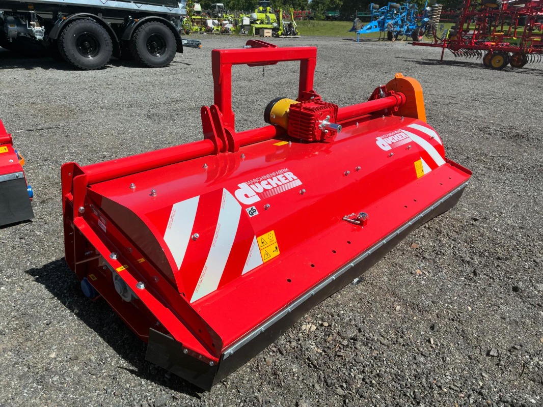 Dücker UM 27 Front - Tecnología para jardines + tecnología municipal - Mulcher