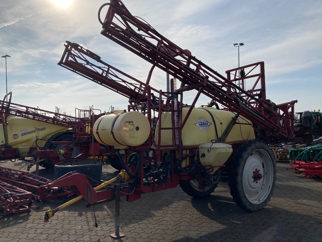 Hardi TZY 2400 - Düngung/Pflanzenschutztechnik/Pflege - Anhängespritze
