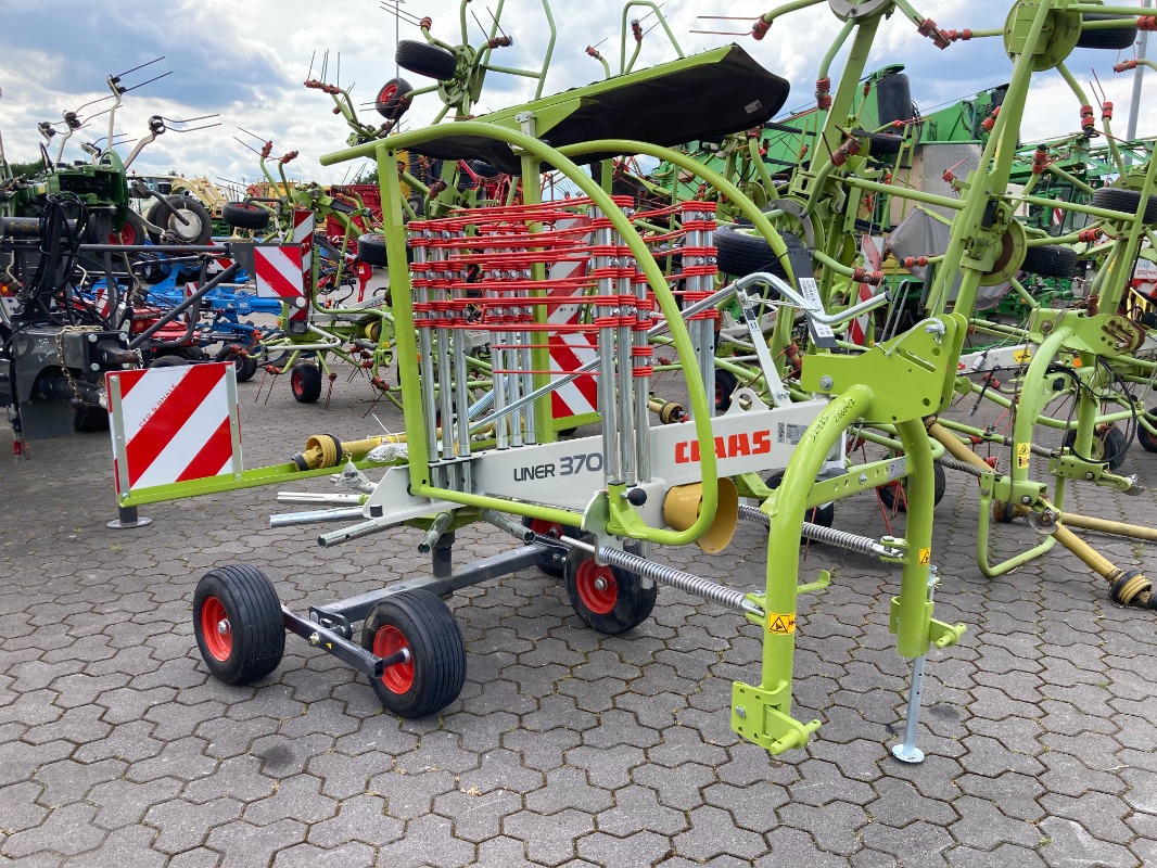 CLAAS Liner 370 Tandem - Tecnología de pastoreo + tecnología de cosecha de forraje - Rastrillo