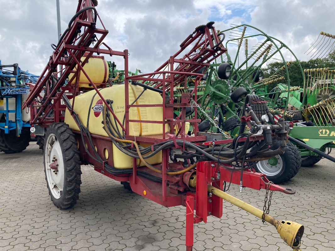 Hardi TYZ 2400 - Düngung/Pflanzenschutztechnik/Pflege - Anhängespritze