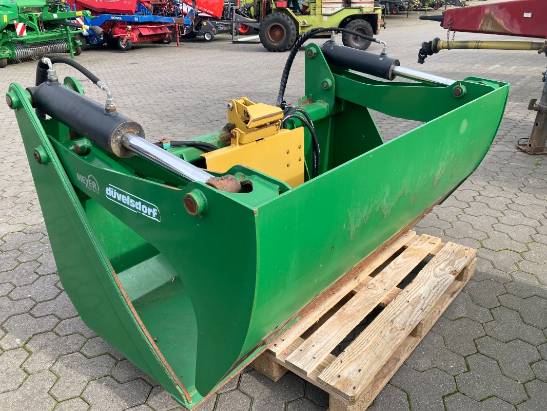Düvelsdorf silageschneidschaufel mit Tanco Ballenhalter - Traktorzubehör - Ladeschaufel