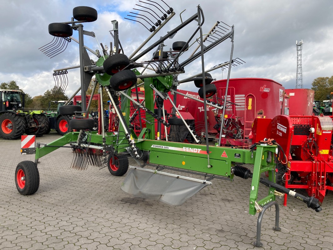 Fendt Former 880 - Tecnología de pastoreo + tecnología de cosecha de forraje - Rastrillo