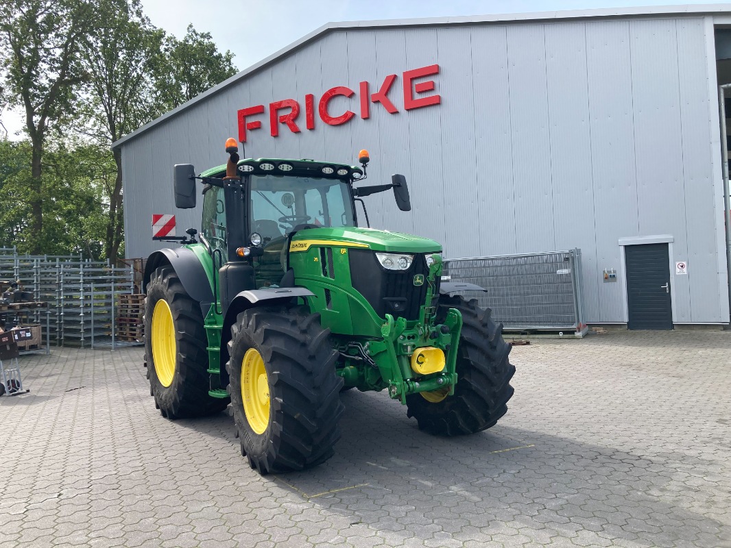 John Deere 6R215 - Traktor